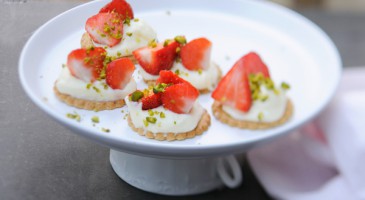 Yummy recipe: Strawberry and pistachio sablés