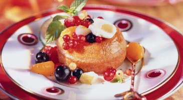 Easy recipe: Rum baba with fresh fruits