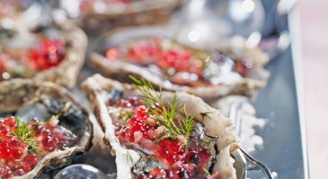 An easy and delightful recipe: Fresh oysters with raspberry vinaigrette
