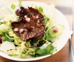 Quick recipe: Grilled beef salad with red onions