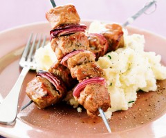 Gourmet recipe: Pork skewers with red onions