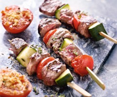 Recipe: Beef skewers with vegetables and Provencal tomatoes