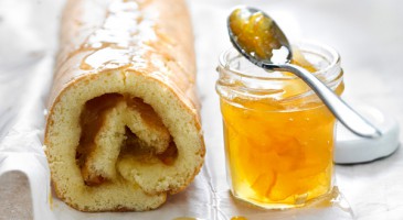 Easy dessert recipe: Swiss roll with orange jelly