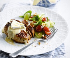Gourmet recipe: Grilled beef steak, with lamb's lettuce and grapes