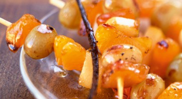 Easy recipe: Fruit skewers with honey