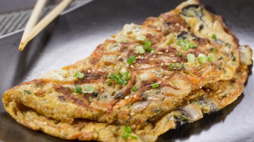 Quick recipe: Omelet with bacon, onions and mushrooms