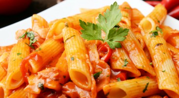 Easy recipe: penne with hazelnut sauce and vegetables.