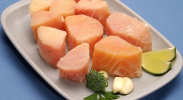 Appetizer recipe: Salmon cubes with spices