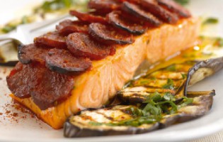 Gourmet recipe: Salmon with chorizo scales