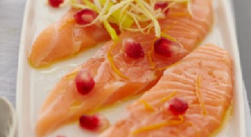 Easy recipe: Salmon carpaccio with orange and pomegranate