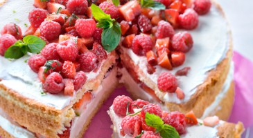 Gourmet recipe: Lime cream génoise with strawberries and raspberries
