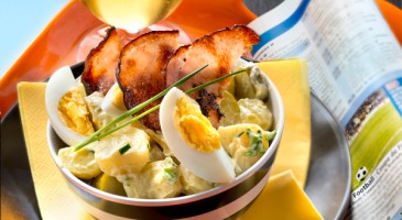 Easy recipe: potato salad with gherkins, boiled eggs and bacon