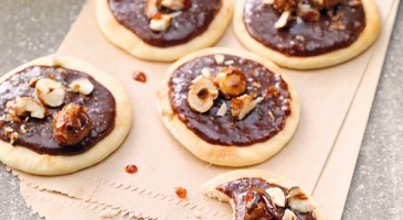 Easy recipe: Mini pizzas with chocolate and caramelised hazelnuts