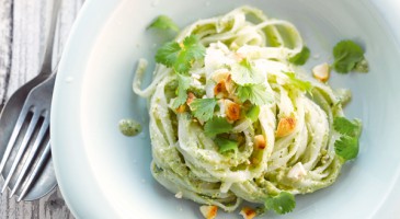 Easy recipe: Pesto rice noodles with almonds and coriander