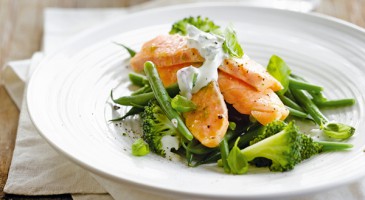 Easy recipe: Salmon with steamed vegetables, yogurt sauce with herbs