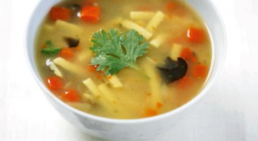 Easy recipe: Thai soup with prawn tartare