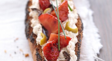 Easy appetizer recipe: Strawberry, balsamic and poppy seeds tartines
