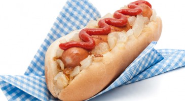 Easy recipe: homemade hot dogs with ketchup sauce