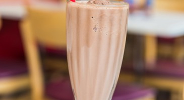 Quick dessert recipe: Chocolate milkshake