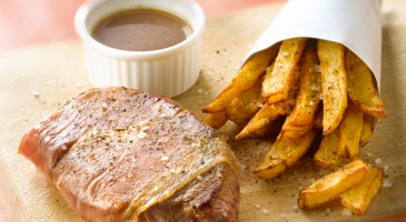Bacon-wrapped sirloin steak with fine salt french fries - a heart dish