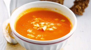 Easy recipe: tomato soup with apples