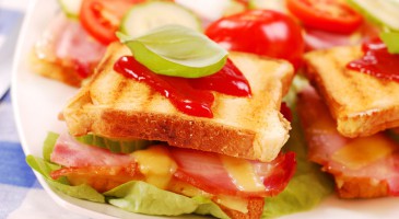 San Daniele ham with tomato on toasts - Easy appetizer recipe