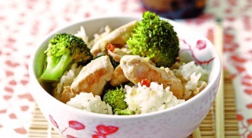 Stir-fry chicken breast with rice and broccoli