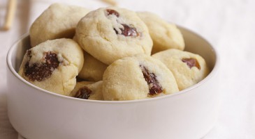 Festive cookies: White cookies with dates