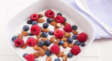 Easy dessert recipe: berry and almond yogurt