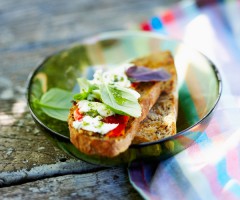 Easy starter: Red pepper and mozzarella tartines
