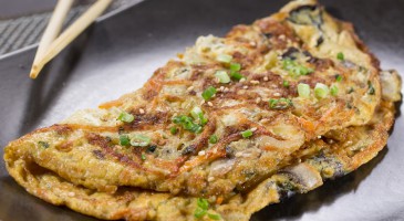 Easy recipe: omelet with onions, bacon and mushrooms