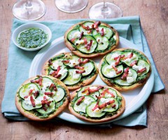 Vegetarian recipe: Pesto tartelets with pistachio and zucchini