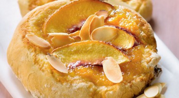 Gourmet recipe: Peach and almond mini pizzas
