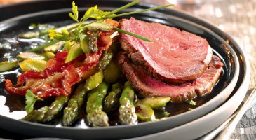 Gourmet recipe: Beef fillet and asparagus in sweet and sour sauce