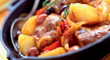 Oriental recipe: Lamb tajine with olives, potatoes and bell peppers