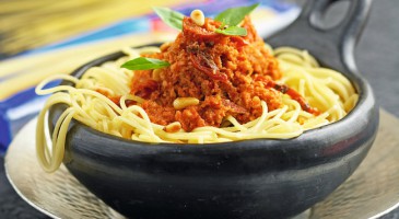 Italian recipe: Spaghetti with red pesto